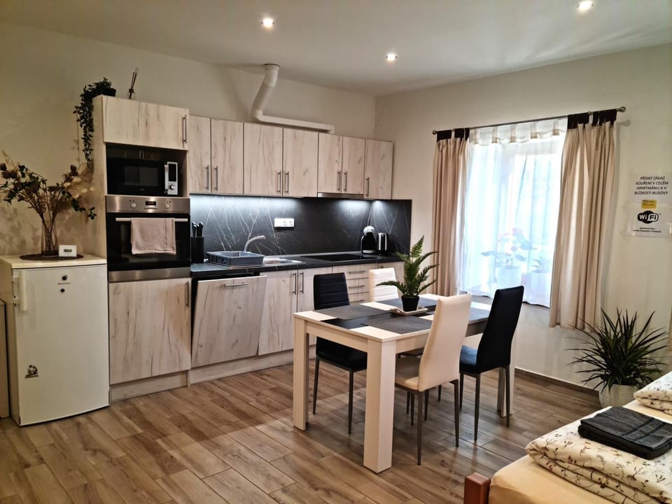 Coffee/tea facilities, Kitchen or kitchenette, Dining area, dishwasher, microwave, oven, stove