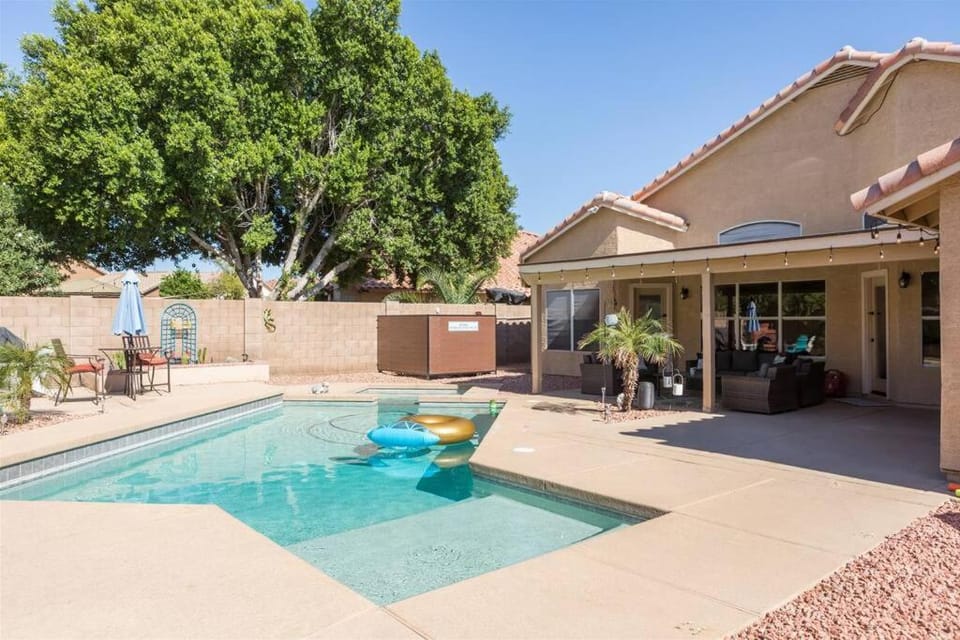 Private paradise with pool heater, spa, billiards House in Avondale