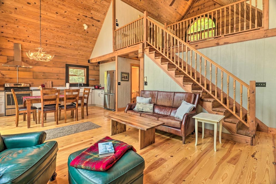 Game Room! Lakefront Family Cabin in Landrum Cabin in Tennessee