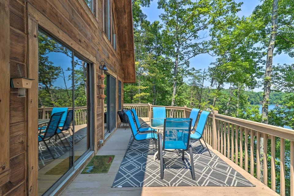 Game Room! Lakefront Family Cabin in Landrum Cabin in Tennessee