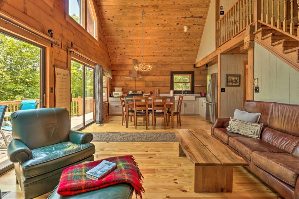 Game Room! Lakefront Family Cabin in Landrum Cabin in Tennessee