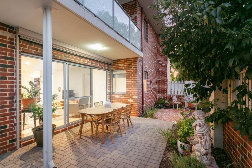 Property building, Patio, Garden, Balcony/Terrace, Dining area, Garden view
