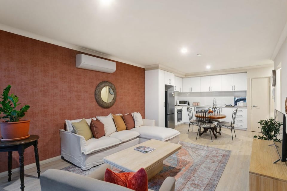 TV and multimedia, Living room, Decorative detail, Seating area, Dining area, kitchen, air conditioner