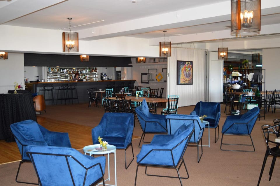Restaurant/places to eat, Lounge or bar