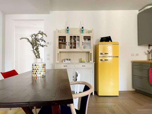 Kitchen or kitchenette, Dining area