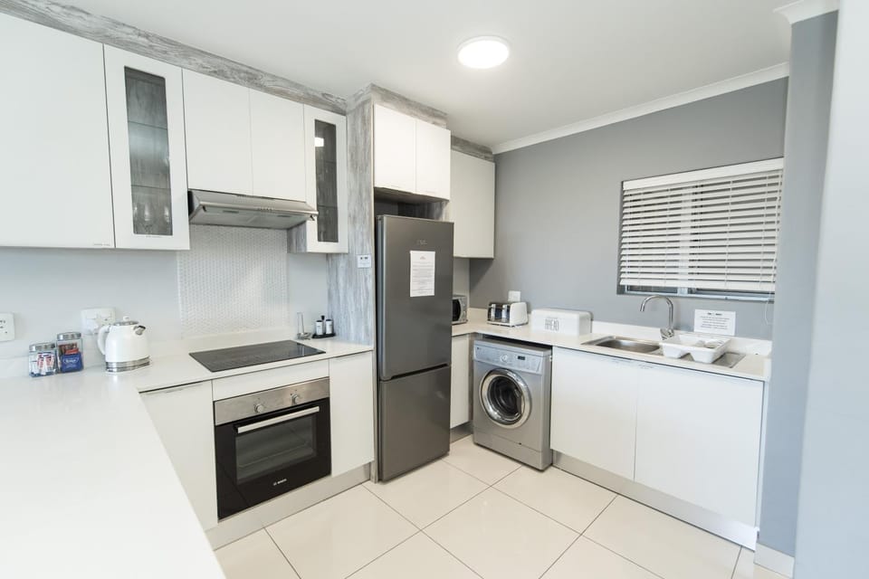 Kitchen or kitchenette, oven, washing machine