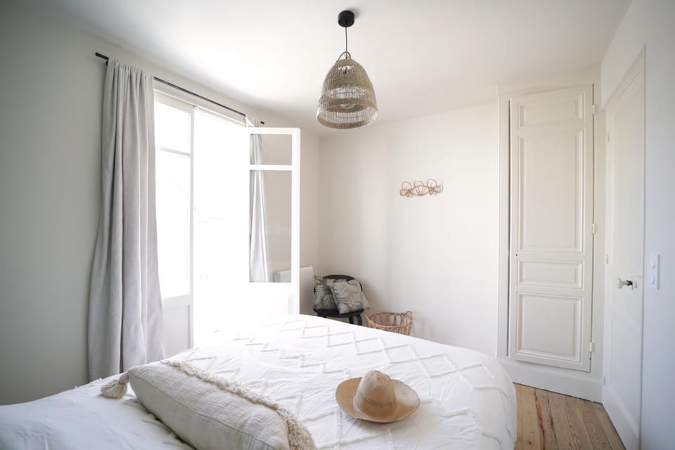 Photo of the whole room, Bedroom