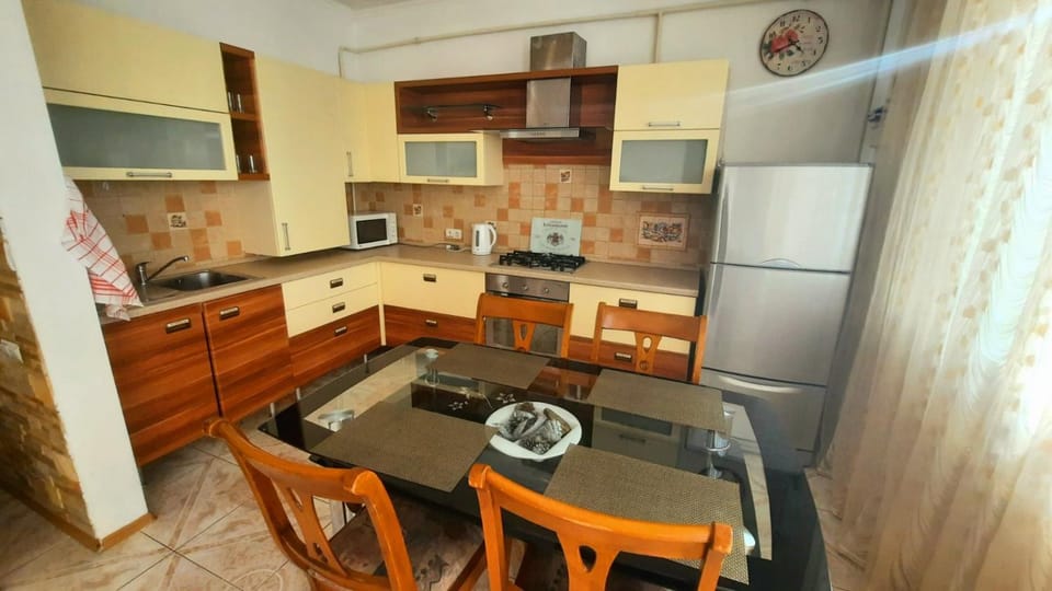 Dining area, kitchen