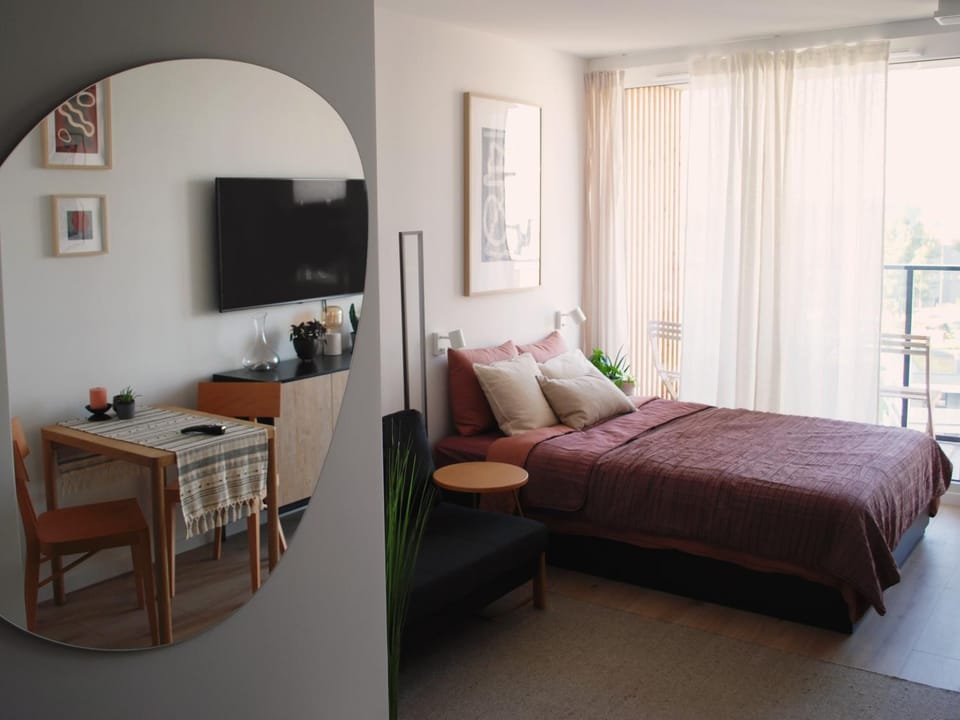 Photo of the whole room, Bedroom