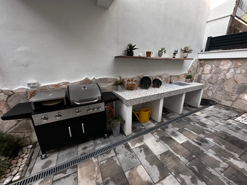 BBQ facilities, Kitchen or kitchenette, stove