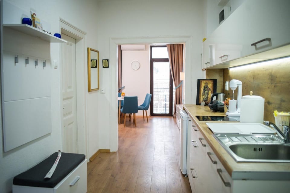 Kitchen or kitchenette, Dining area, stove