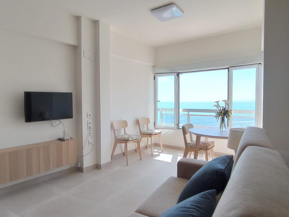 Communal lounge/ TV room, Living room, Sea view
