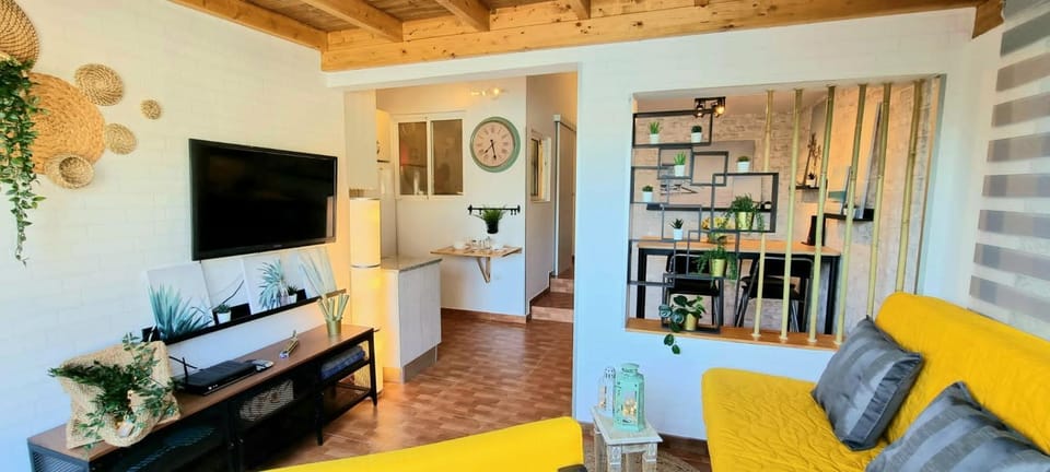 TV and multimedia, Living room, Seating area, Dining area