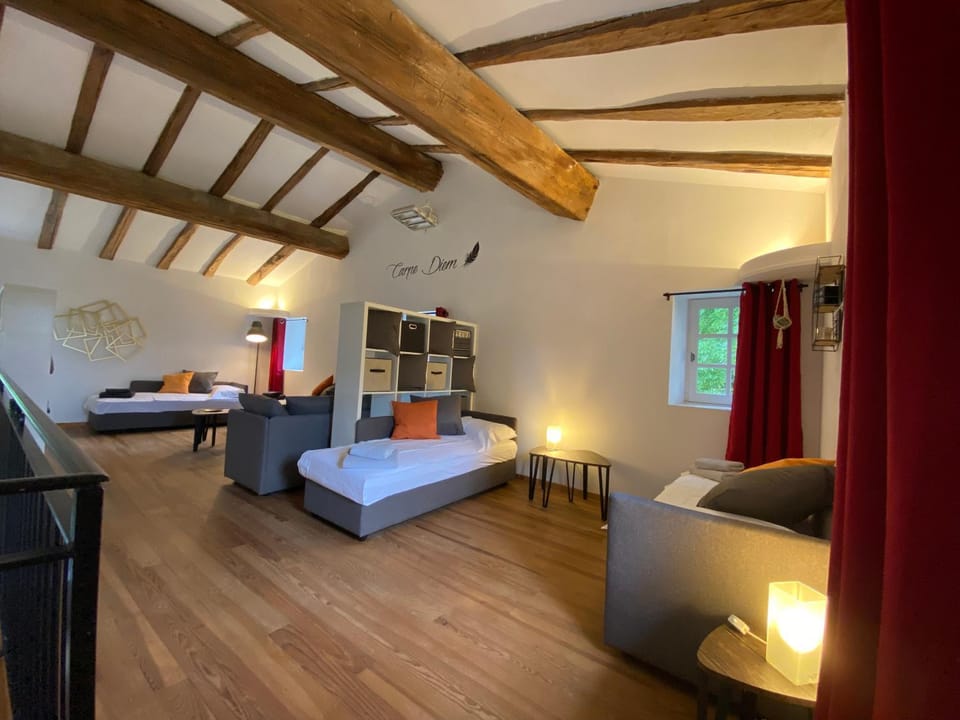 Living room, Seating area