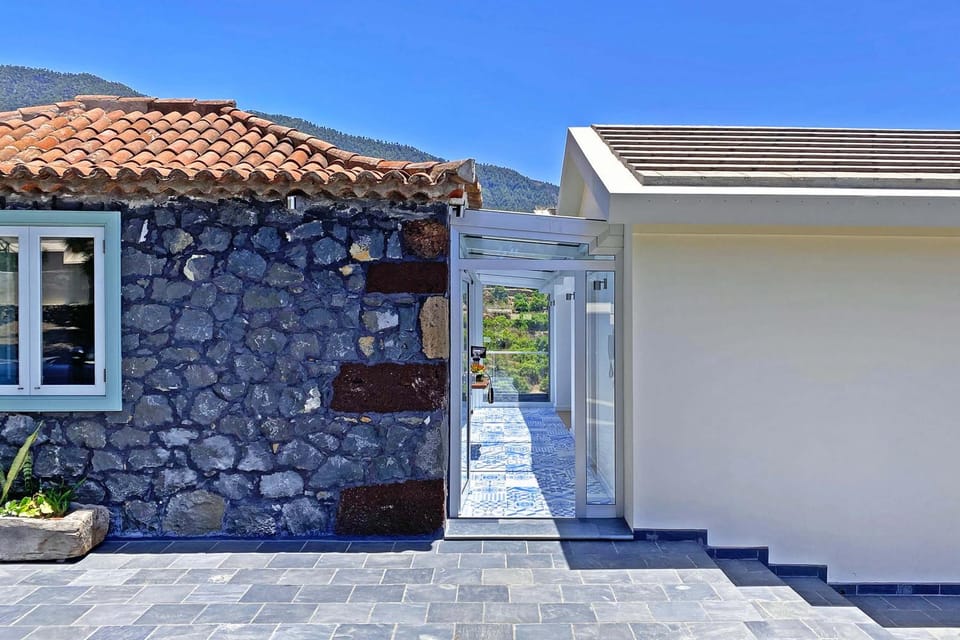 Property building, Facade/entrance, Off site
