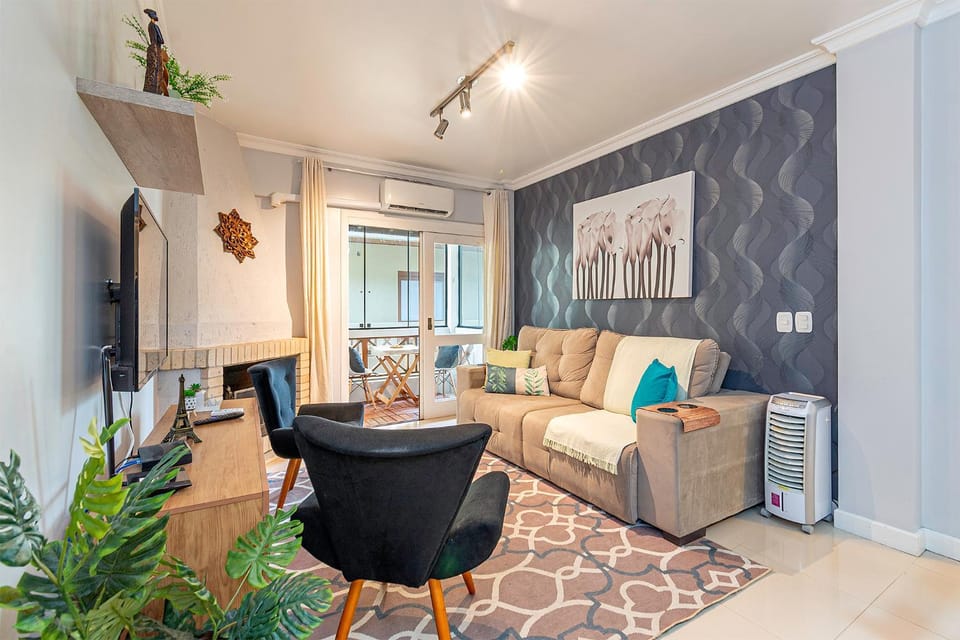 Communal lounge/ TV room, TV and multimedia, Living room, Seating area, Dining area, Evening entertainment