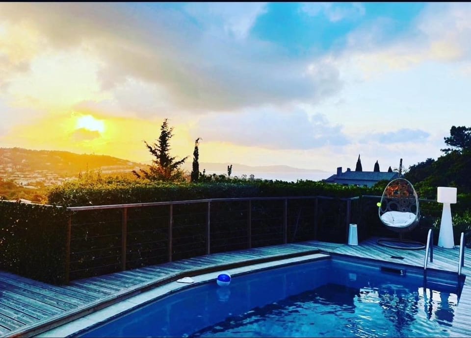 VILLA PERLA SAINT-TROPEZ CAVALAIRE sur MER, 3-5 chambres, vue mer, piscine chauffée avril à octobre Villa in Cavalaire-sur-Mer