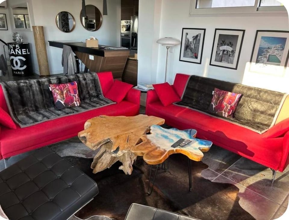 VILLA PERLA SAINT-TROPEZ CAVALAIRE sur MER, 3-5 chambres, vue mer, piscine chauffée avril à octobre Villa in Cavalaire-sur-Mer