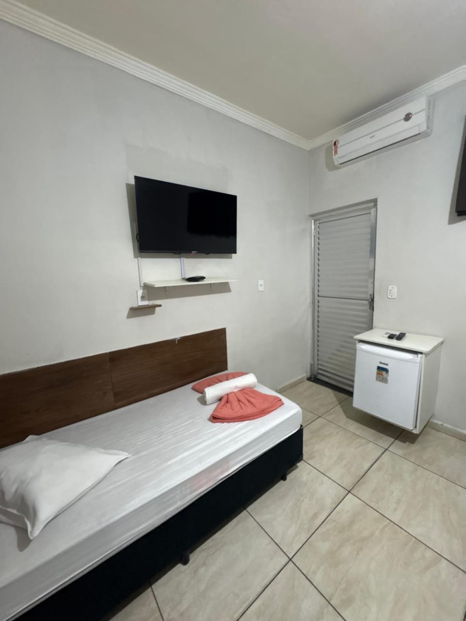 Pousada Quarto com tv,ar,frigobar,wifi e garagem Bed and Breakfast in State of São Paulo