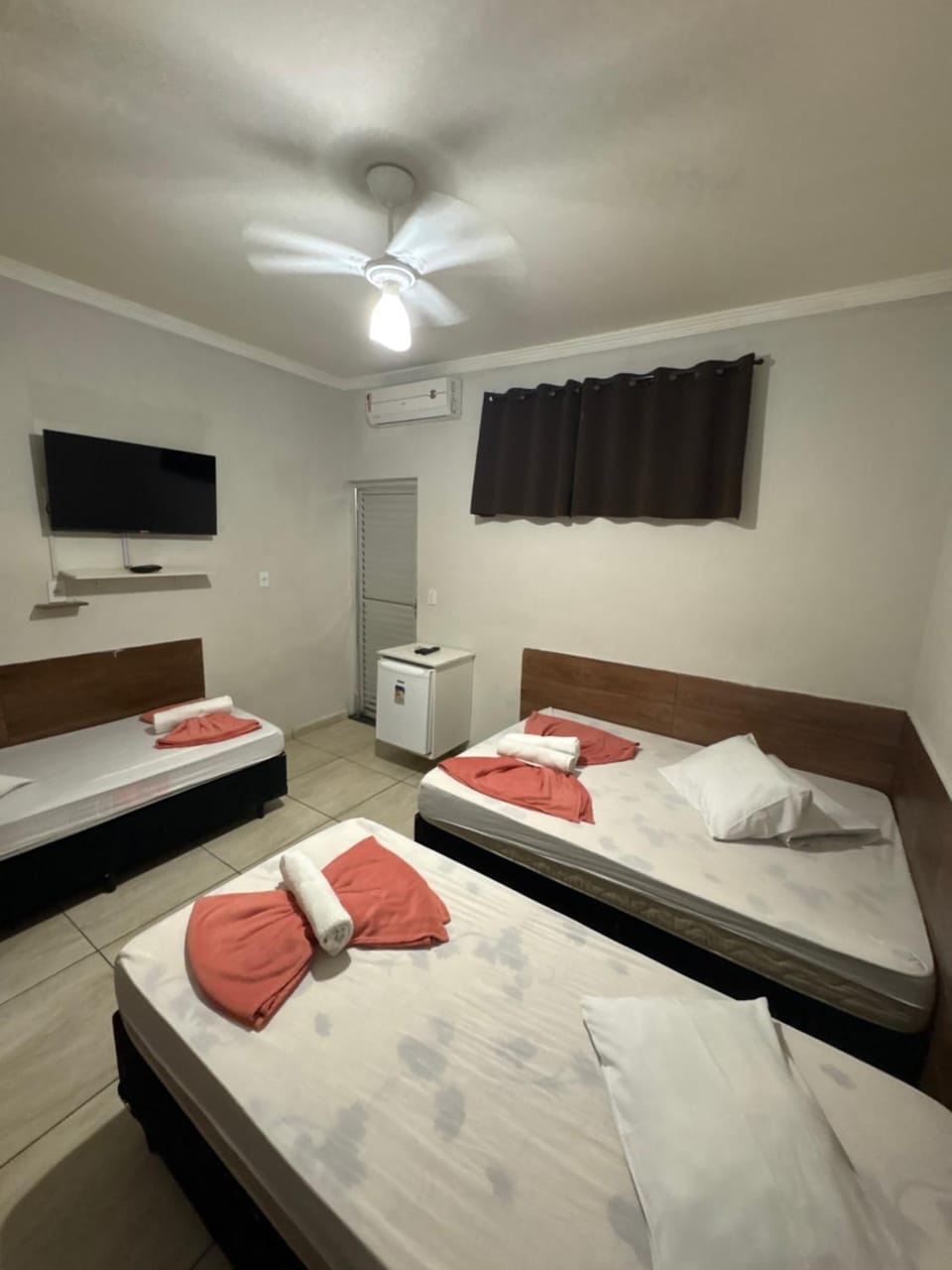 Pousada Quarto com tv,ar,frigobar,wifi e garagem Bed and Breakfast in State of São Paulo