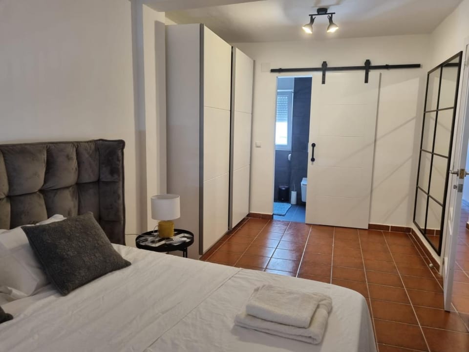 Photo of the whole room, Bedroom