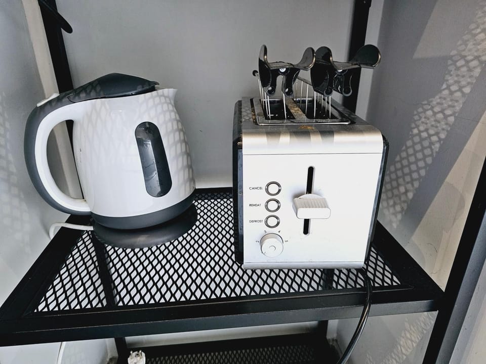 Coffee/tea facilities, toaster