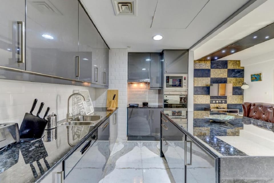 Kitchen or kitchenette, minibar