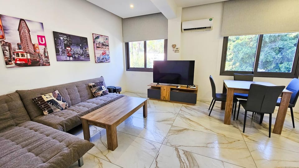 Communal lounge/ TV room, TV and multimedia, Living room, Seating area, Dining area, air conditioner
