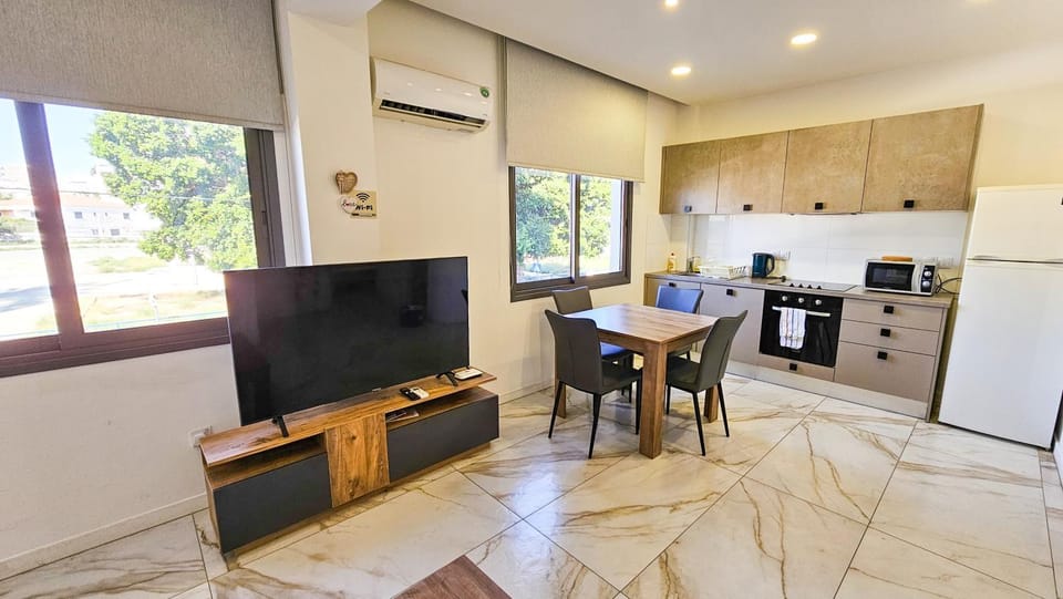 Communal lounge/ TV room, TV and multimedia, Kitchen or kitchenette, Living room, Seating area, Dining area, Evening entertainment, oven, stove
