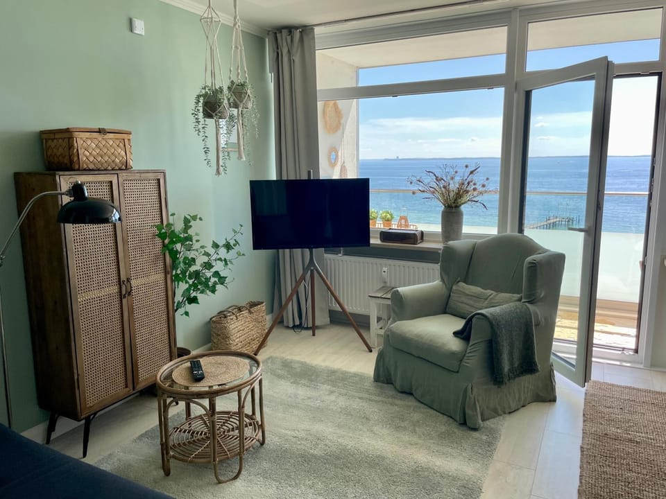 Communal lounge/ TV room, Sea view