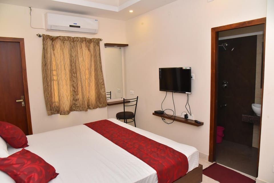 Bed, TV and multimedia, Photo of the whole room, Bedroom