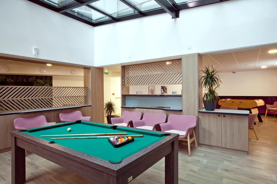 Billiard, Game Room