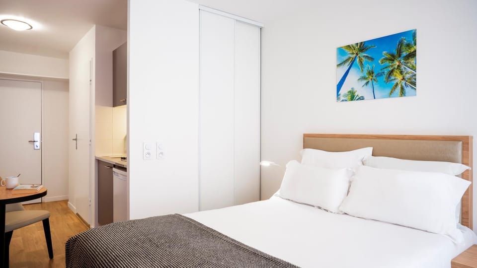 Photo of the whole room, Bedroom