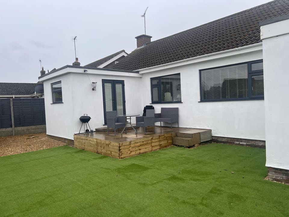 Pet-Friendly - 2 Bedrooms Bungalow hot tub parking House in Heacham
