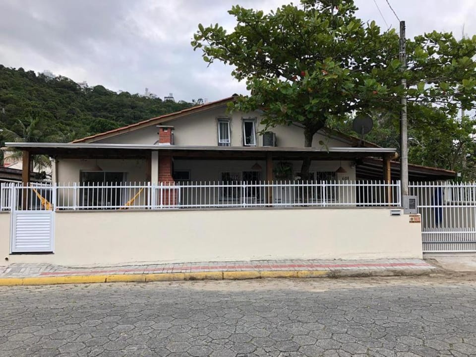 SUITE RUA PESCADA AMARELA Vacation rental in Bombinhas