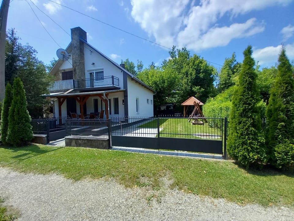 Property building, BBQ facilities, Children play ground, Garden, Balcony/Terrace