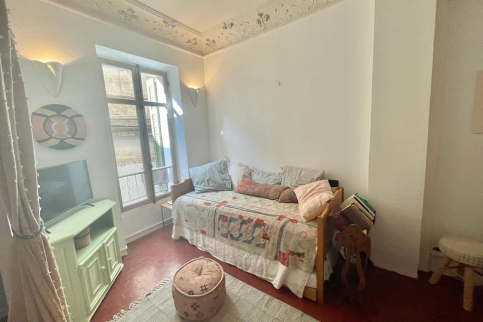 Bed, TV and multimedia, Living room