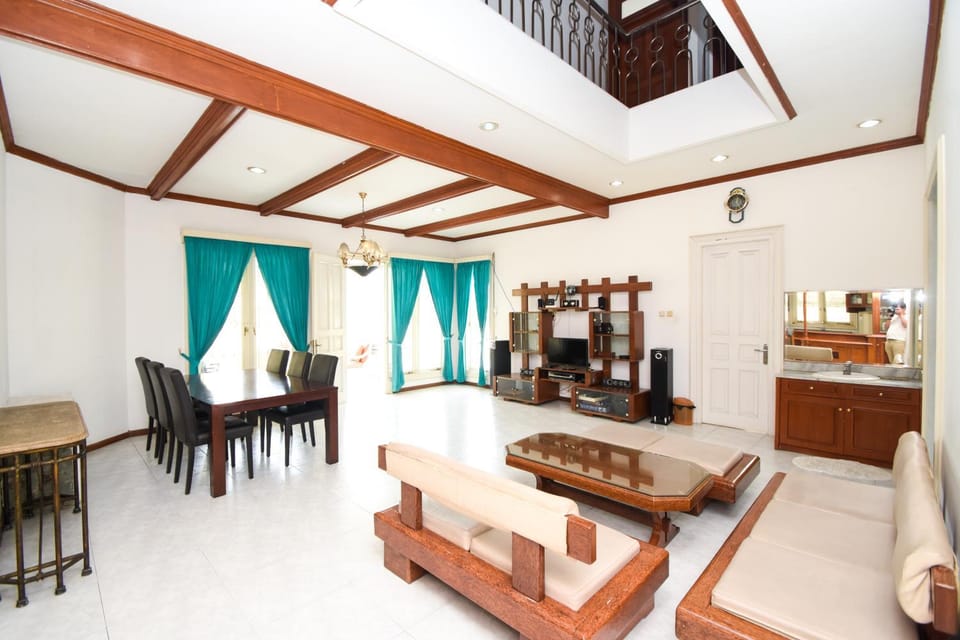 Communal lounge/ TV room, Karaoke, Living room, Seating area, Dining area