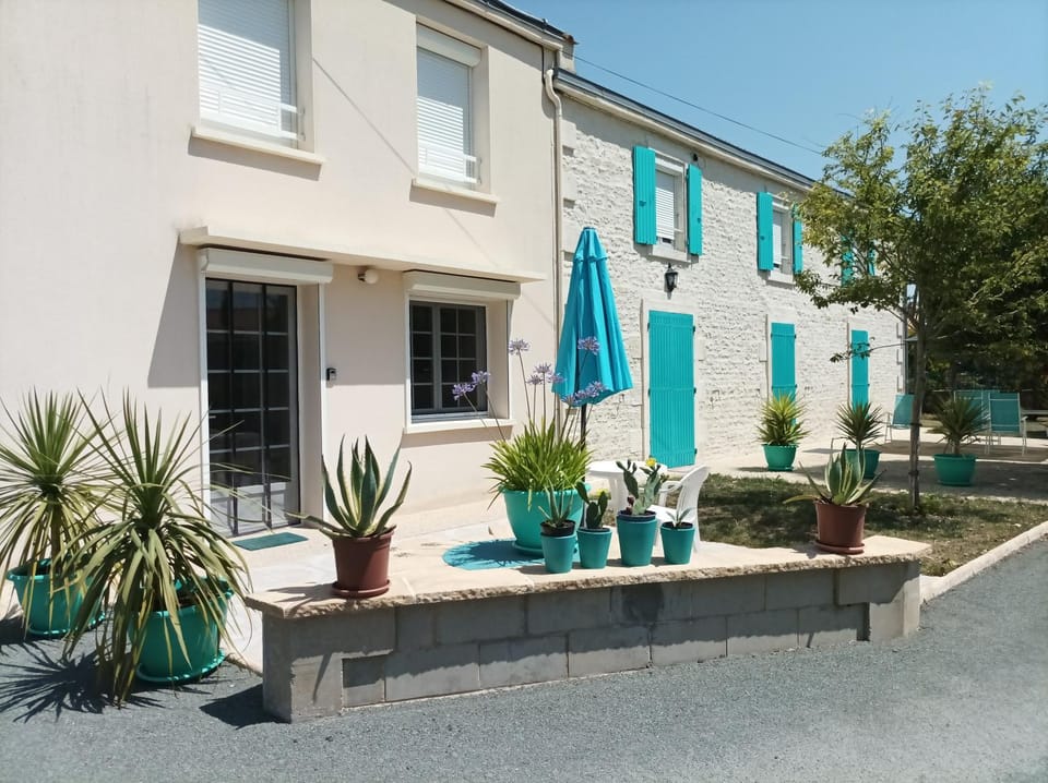 Property building, Patio, Facade/entrance