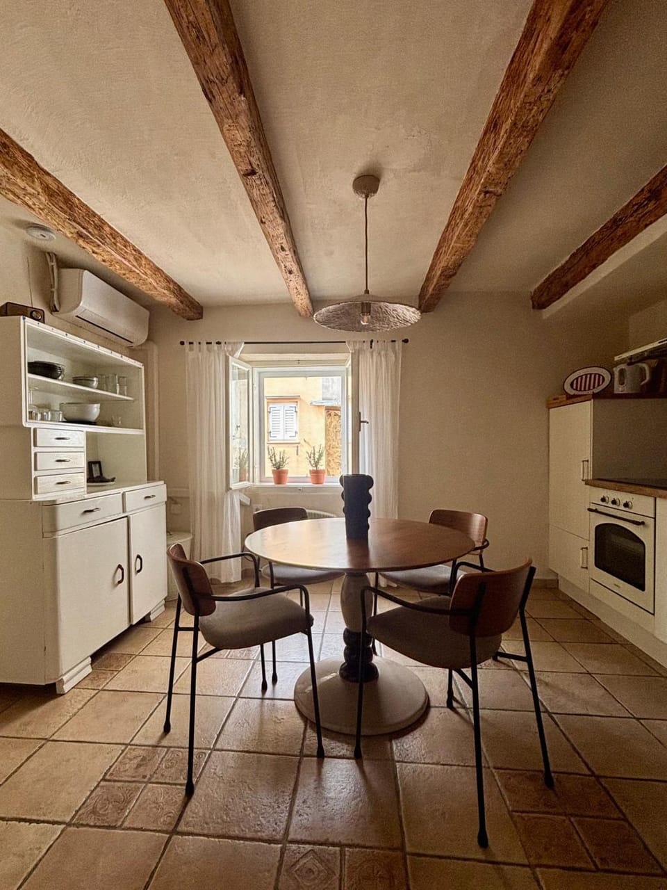 Kitchen or kitchenette, Dining area, oven