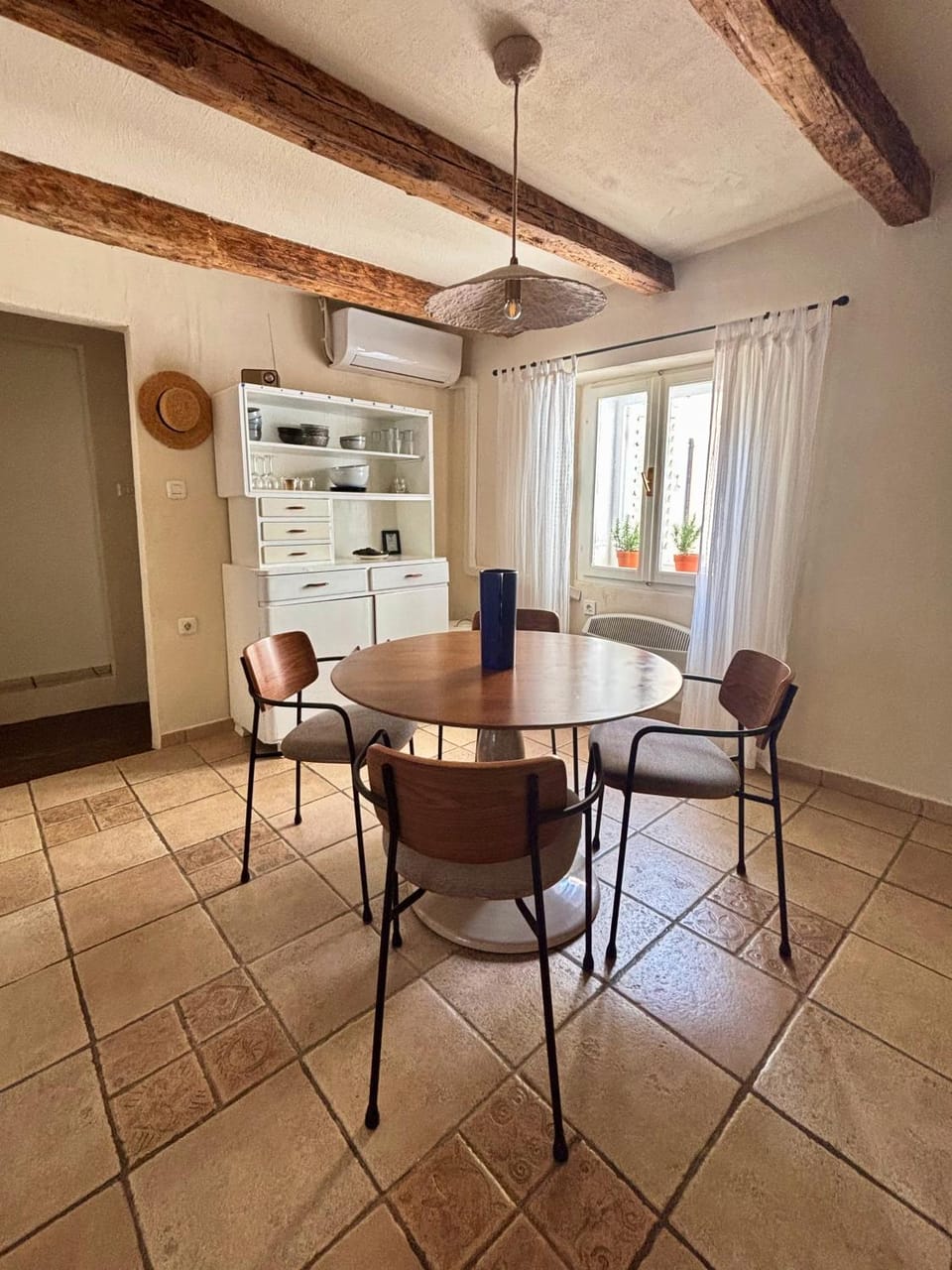 Kitchen or kitchenette, Seating area, Dining area