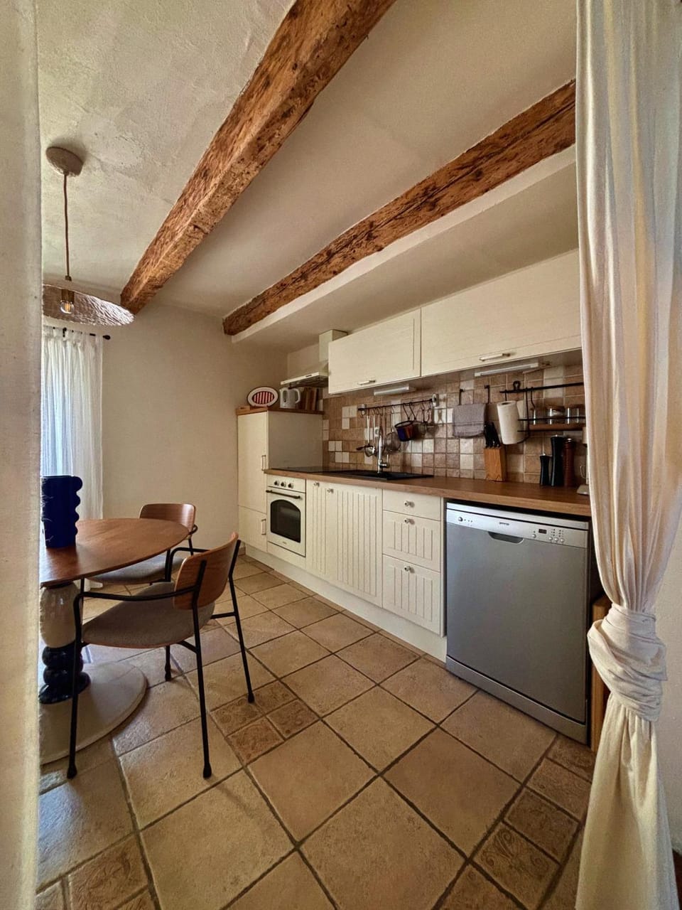 Coffee/tea facilities, Kitchen or kitchenette, Dining area, stove