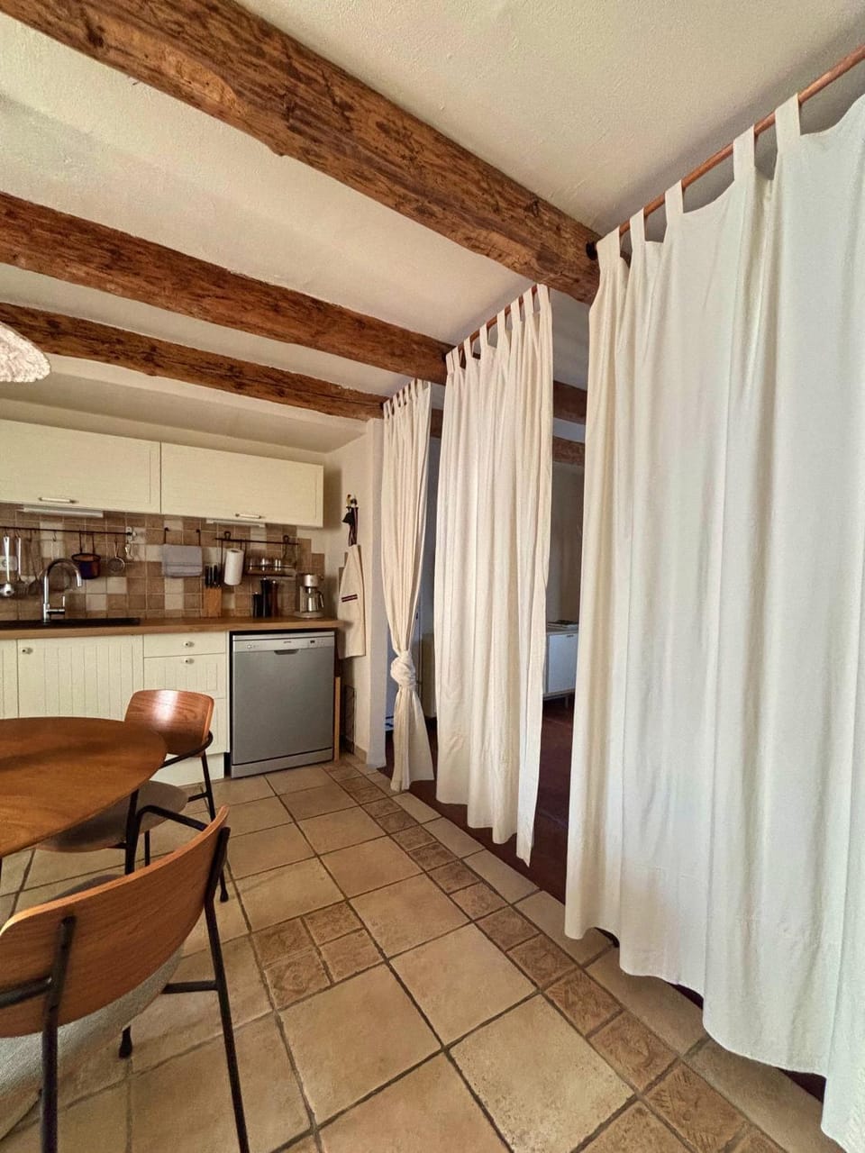 Kitchen or kitchenette, Seating area, Dining area