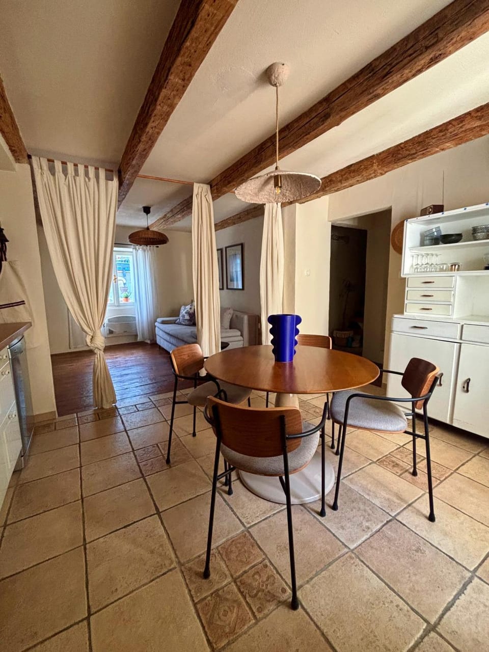 Kitchen or kitchenette, Seating area, Dining area, oven