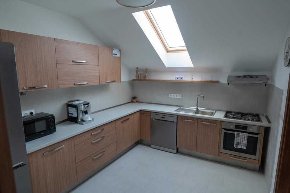 Coffee/tea facilities, Kitchen or kitchenette, dishwasher, oven, stove, toaster