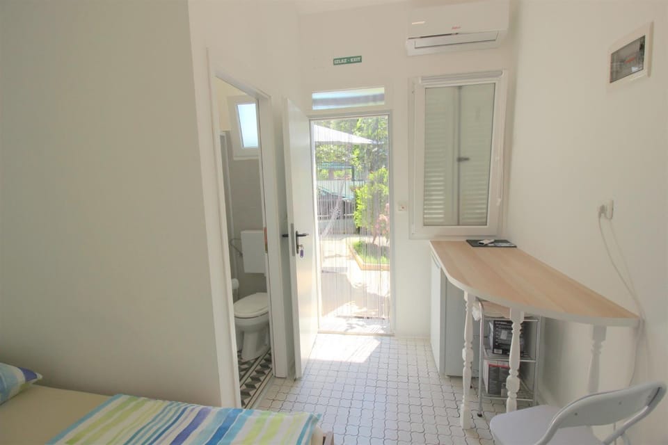 TAMARA, LITTLE ROOM WITH BED, BATHROOM, AIR CONDITIONG, WIFI, PARKING Bed and Breakfast in Novigrad