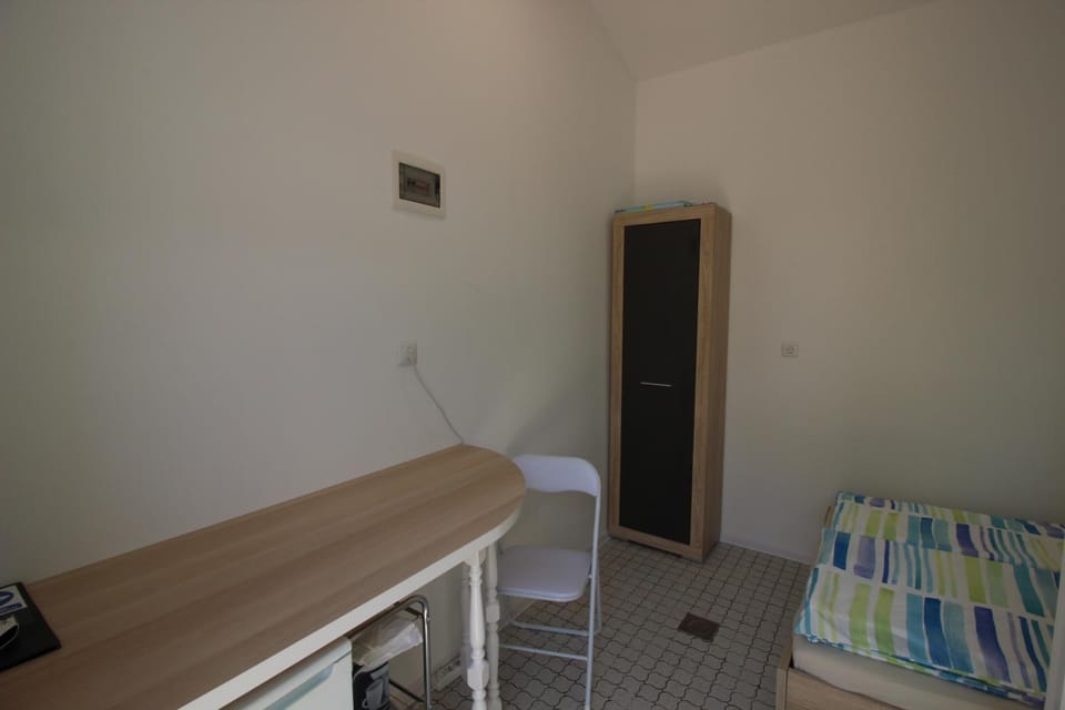 TAMARA, LITTLE ROOM WITH BED, BATHROOM, AIR CONDITIONG, WIFI, PARKING Bed and Breakfast in Novigrad
