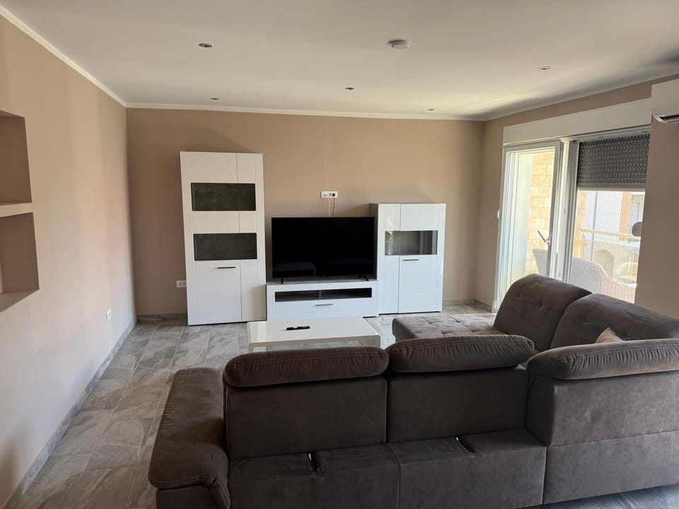 TV and multimedia, Living room, Seating area, Evening entertainment