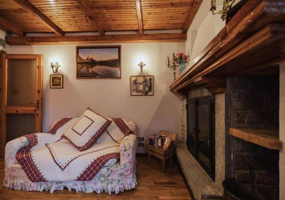 Communal lounge/ TV room, Lounge or bar, Dining area, Meals, Lunch, Dinner