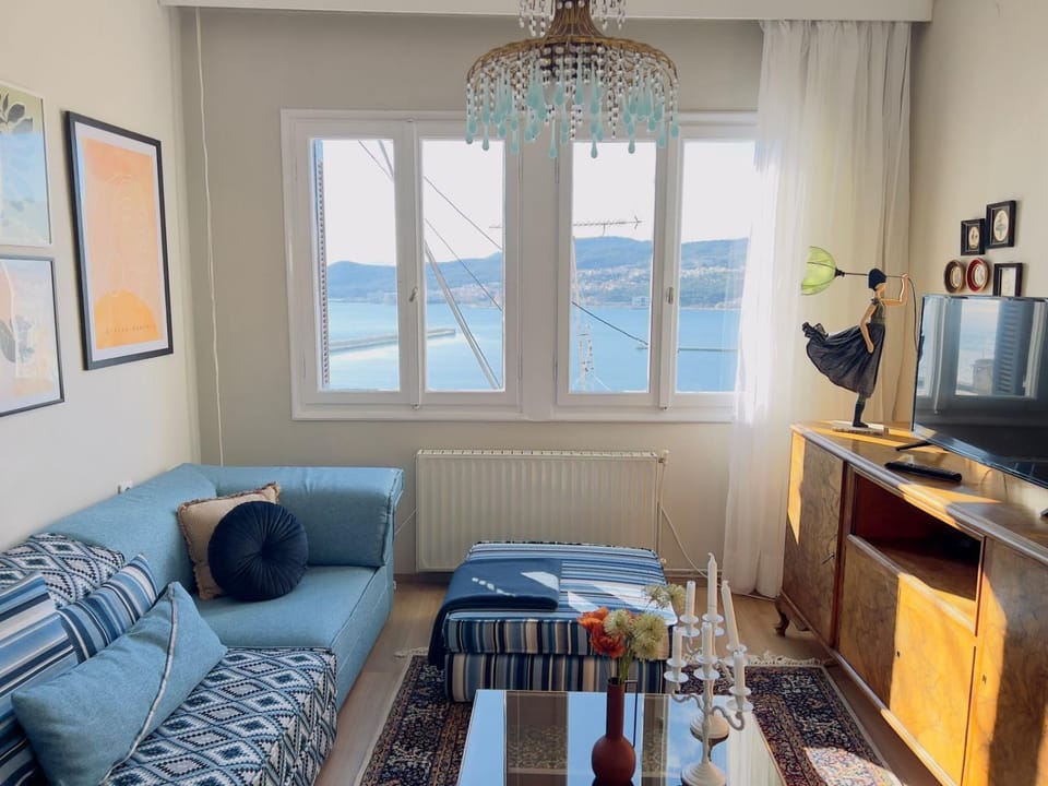 TV and multimedia, Living room, Seating area, Sea view